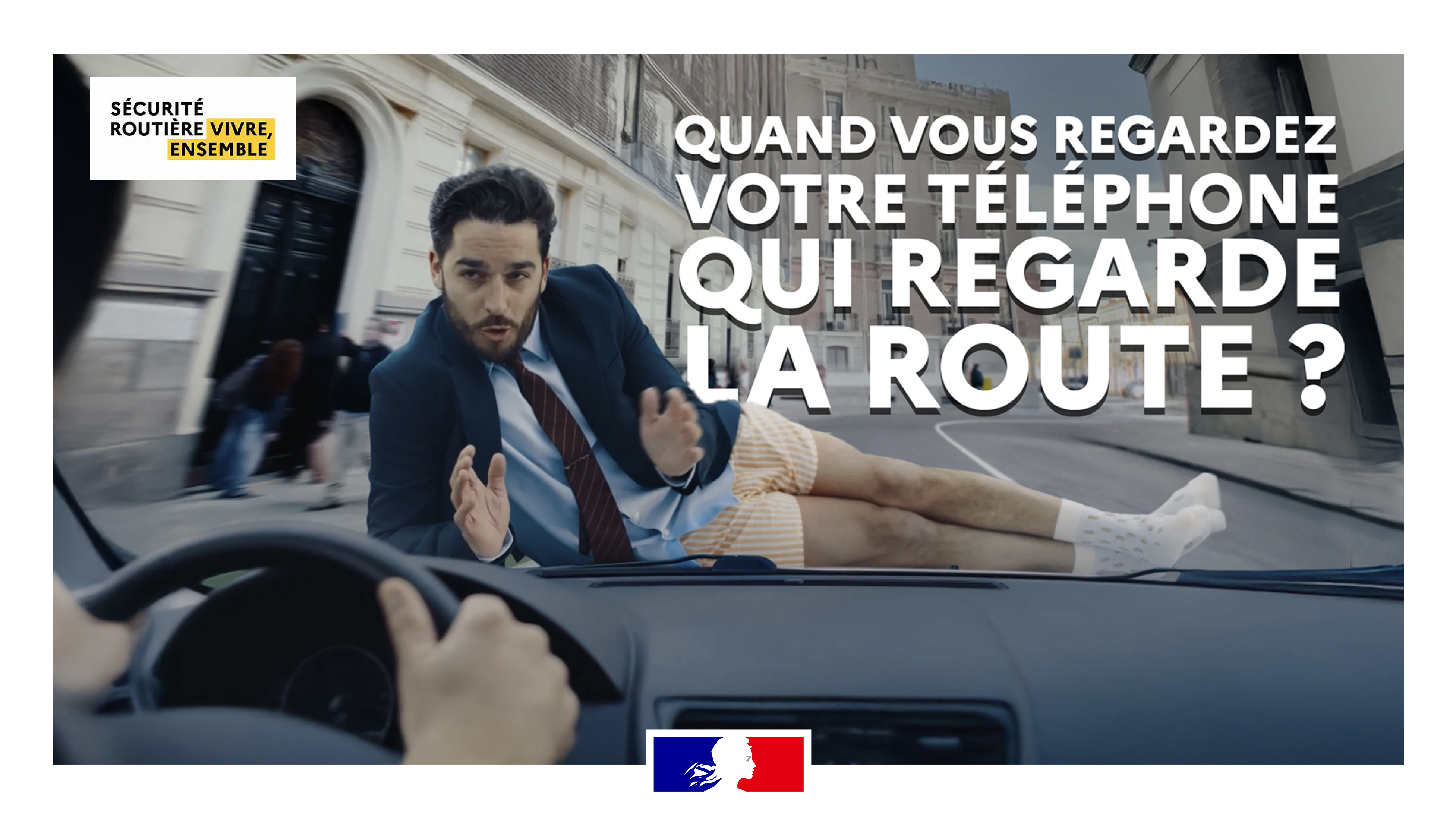 qui regarde la route